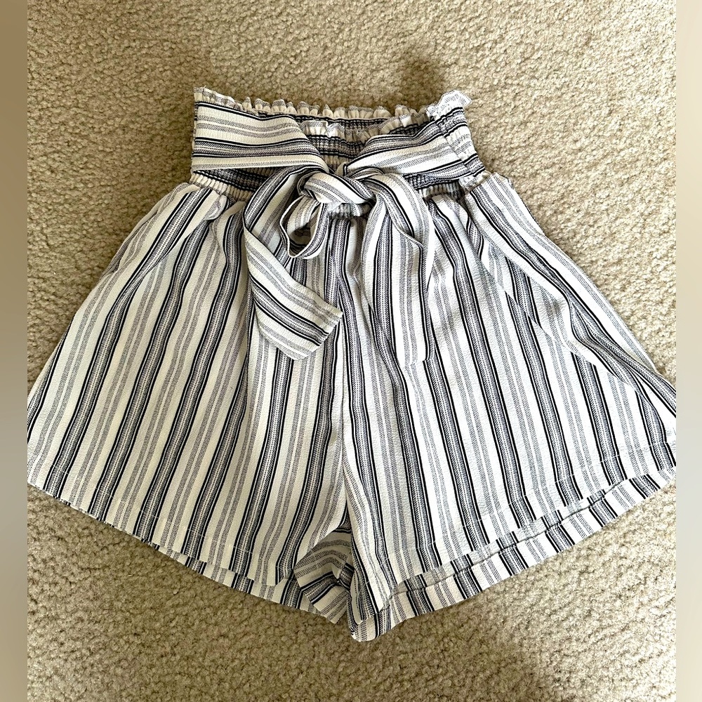 Abbeline — Flowy Paperbag Waist Shorts — gray/black/white — size Small
